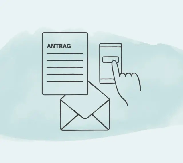 Antrag für mdk pflegegrad wird digital bearbeitet. Ein Finger tippt auf ein Smartphone neben einem Briefumschlag.