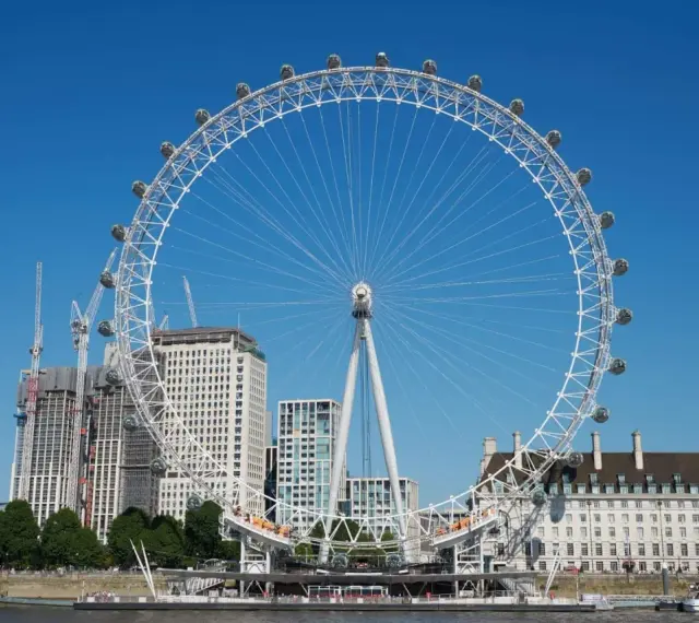 Widok na London Eye z kapsułami i budynkami w tle. Sprawdź aktualną london eye cena, by zaplanować wizytę.