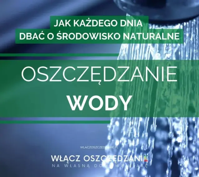 Jak oszczędzać wodę w domu? Obraz pokazuje strumień wody z prysznica, z napisem "Oszczędzanie Wody".