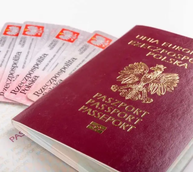 Paszport i kilka dowodów osobistych. Czy do Rzymu można lecieć na dowód osobisty? Sprawdź przepisy!