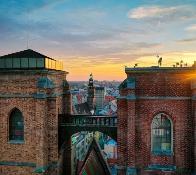 Zachód słońca nad Wrocławiem, widok na Mostek Pokutnic łączący wieże kościoła św. Elżbiety.