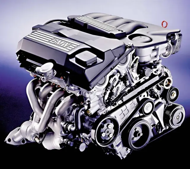 Silnik BMW M52, potężna jednostka napędowa z charakterystycznym logo BMW.