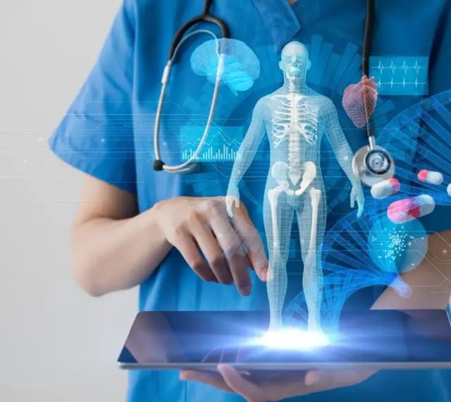 Lekarz analizuje hologram ciała, serca i mózgu. Zastanawia się, ile trwa scyntygrafia kości, by postawić diagnozę.