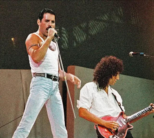 Freddie Mercury śpiewa, a Brian May gra na gitarze podczas legendarnego występu Queen na Live Aid 1985.