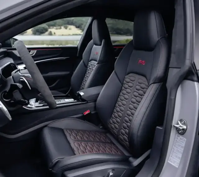 Wnętrze Audi RS7 z czerwonymi akcentami i sportowymi fotelami. Zastanawiasz się nad audi rs7 cena?