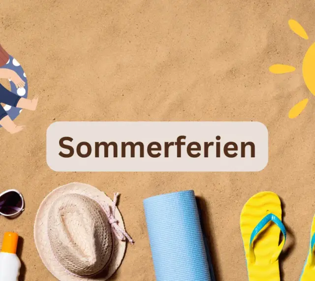 Sommerferien-Symbolbild: Kind im Schwimmring, Sonne, Hut, Sonnenbrille, Flip-Flops, Yogamatte auf Sand.