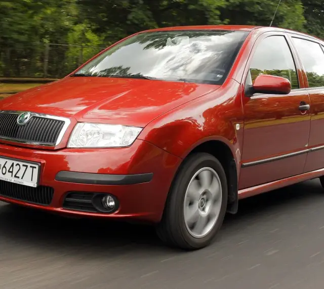 Czerwona Skoda Fabia w ruchu. Sprawdź aktualne skoda fabia - ceny używanych i znajdź swój wymarzony samochód.
