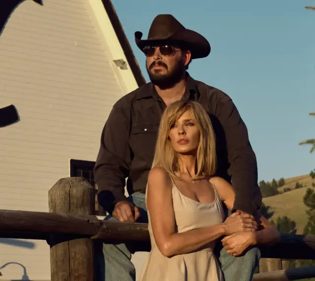 John Dutton i Beth Dutton na ranczu w Yellowstone sezon 5. Słońce zachodzi nad Montaną, a oni patrzą w dal.