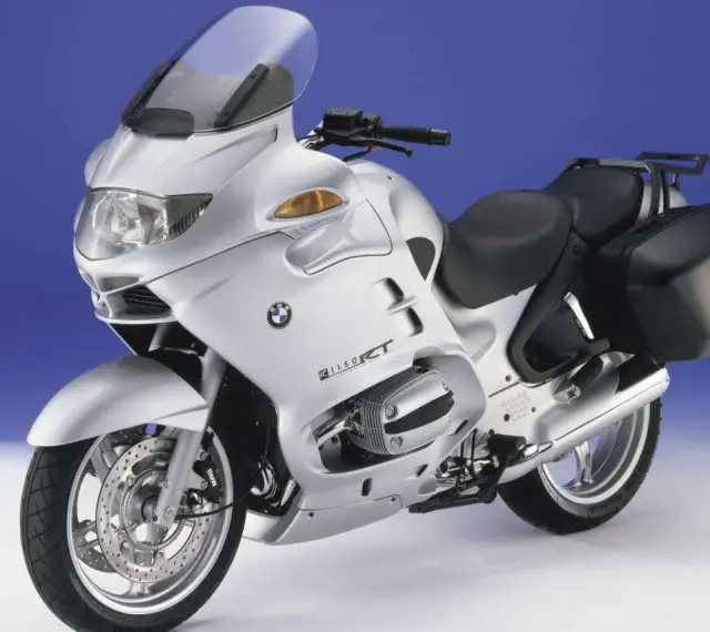 Srebrny motocykl BMW R1150RT z kuframi. Poznaj jego bmw rt 1200 dane techniczne i możliwości.