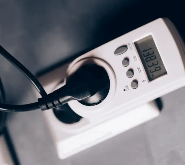Gniazdko z miernikiem zużycia energii elektrycznej, pokazującym 138.39 kWh. To urządzenie pomoże kontrolować opłatę mocową.