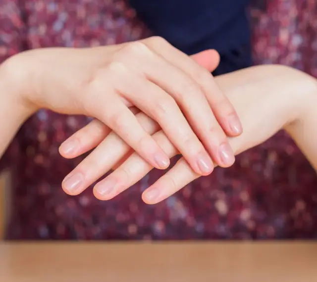 Dłonie z naturalnym, zdrowym blaskiem paznokci, efekt japońskiego manicure. Delikatne, zadbane paznokcie.