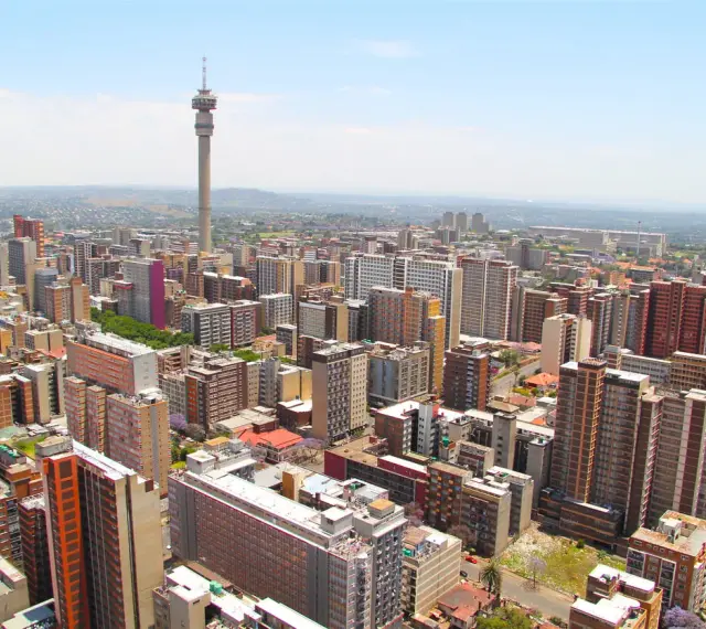 Widok na Johannesburg z wieżą Hillbrow Tower. Miasto tętni życiem, a pytanie "czy Johannesburg jest bezpieczny" pozostaje otwarte.
