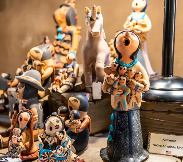 Ceramiczne figurki Indian z USA, idealne pamiątki do Polski. Matka z dziećmi, jednorożec i inne.