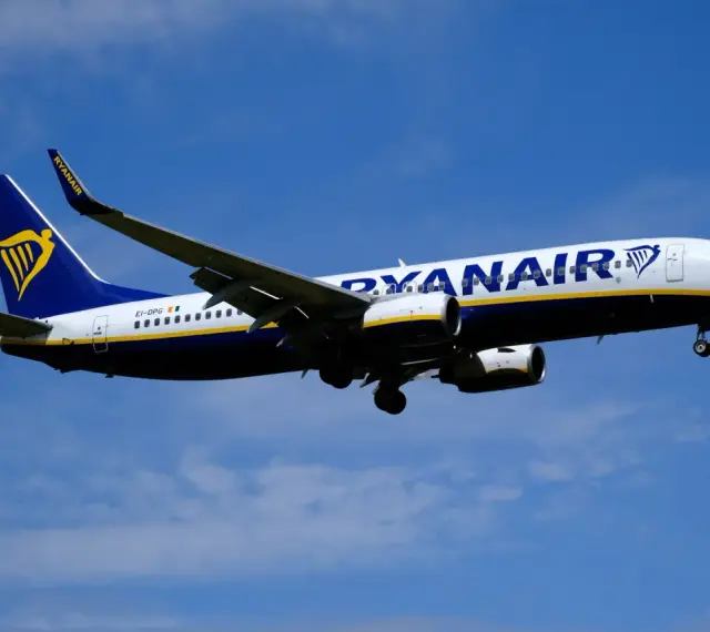 Ryanair, jedne z najlepszych linii lotniczych, w locie na tle błękitnego nieba.
