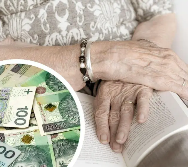 Dłonie starszej osoby na książce, obok stos banknotów. Symbolizują zasłużone emerytury dla nauczycieli i spokojny czas po latach pracy.