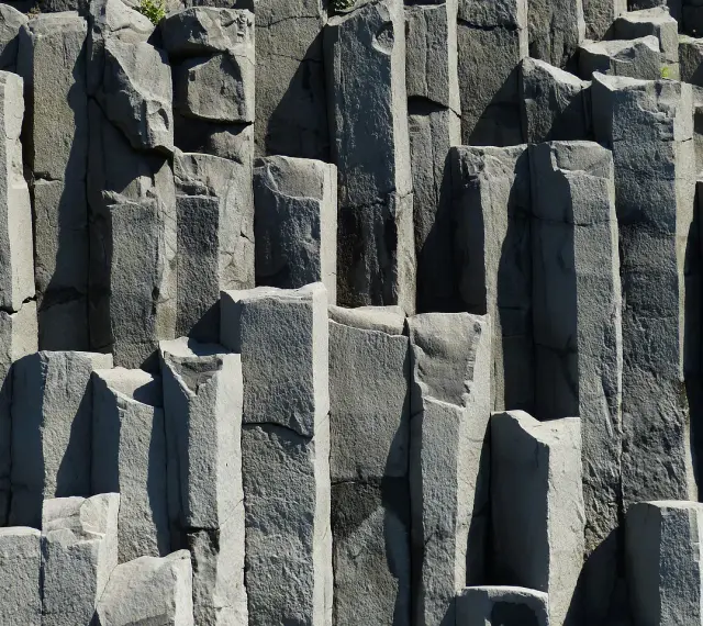 Słupy bazaltowe tworzą naturalną, geometryczną ścianę skalną.