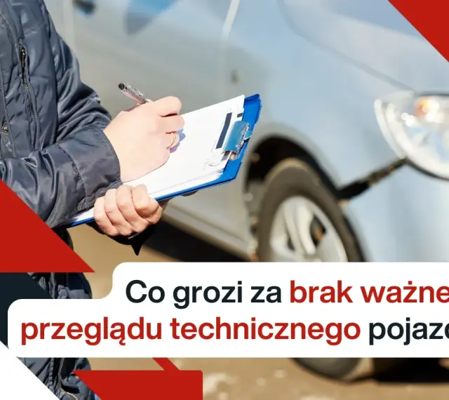 Inspektor spisuje notatki, przypominając o ryzyku mandatu za brak ważnego przeglądu technicznego pojazdu.