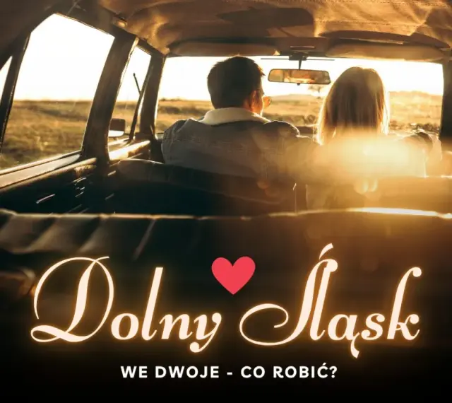 Para w samochodzie, podróżująca na weekend we dwoje na Dolny Śląsk. Słońce zachodzi, tworząc ciepłą atmosferę.