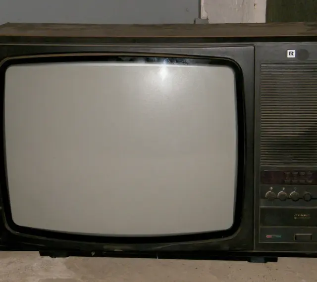 Stary polski telewizor z lat 60. z charakterystycznym logo R. Pamiętasz te polskie telewizory z lat 60.?