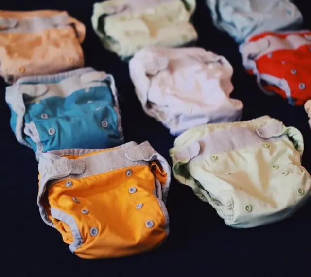 Kolorowe pieluchy wielorazowe, idealne dla noworodka. Różne wzory i kolory, które sprawią, że przewijanie będzie przyjemnością.