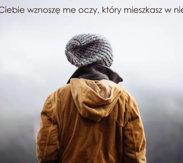 Osoba w brązowej sztruksowej kurtce i czapce patrzy w niebo, jakby szukała odpowiedzi, niczym w psalm 135.