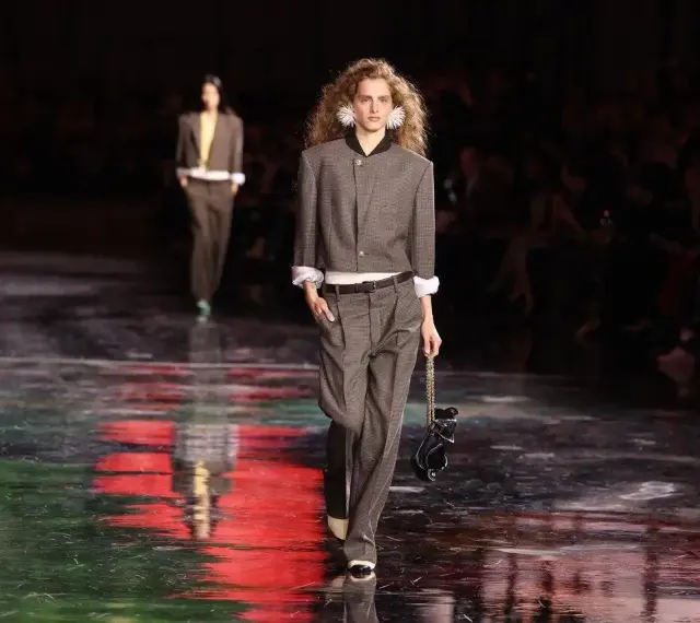 Modelka prezentuje stylizację inspirowaną latami 80. w nowoczesnym wydaniu. To zapowiedź, jak będzie wyglądać moda 2026.