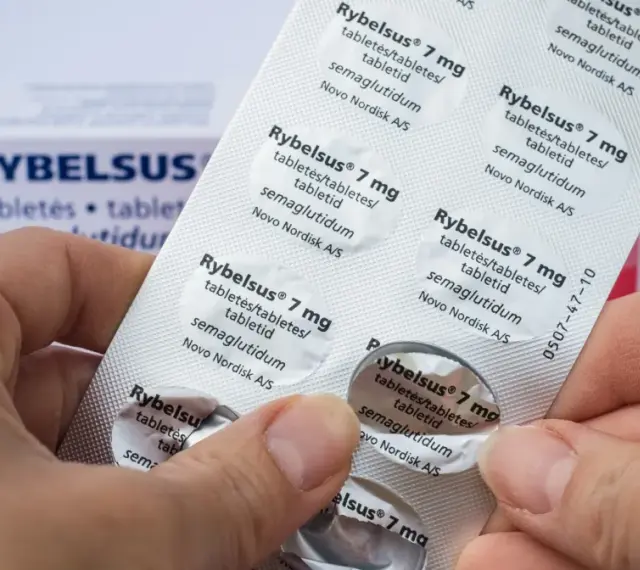 Dłonie trzymają opakowanie leku Rybelsus 7 mg. Cena Rybelsus jest ważnym czynnikiem dla pacjentów.