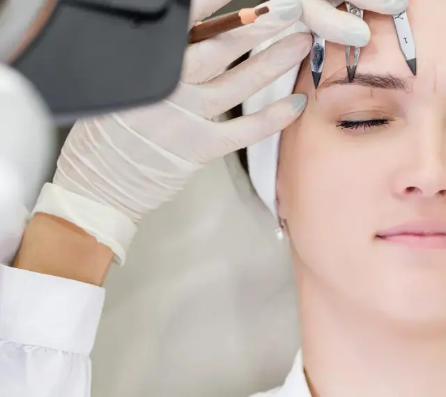 Precyzyjne rysowanie brwi przed zabiegiem microblading. Sprawdź, jaka jest microblading brwi cena i umów się na konsultację.