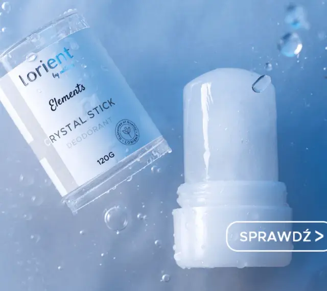 Dezodorant Lorient Crystal Stick, naturalny ałun co to? Przezroczysty sztyft w opakowaniu, otoczony kroplami wody.