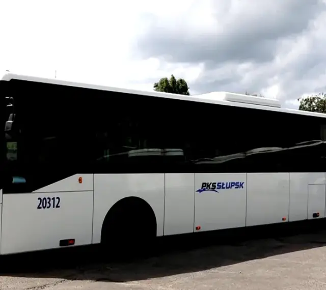Biały autokar PKS Słupsk z numerem 20312 gotowy do podróży z Ustki do Jarosławca.