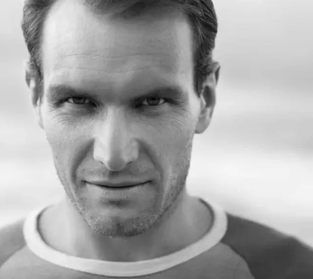 Nahaufnahme eines Mannes mit stechendem Blick, der an einen Soziopathen erinnert. Seine Augen scheinen alles zu durchdringen.