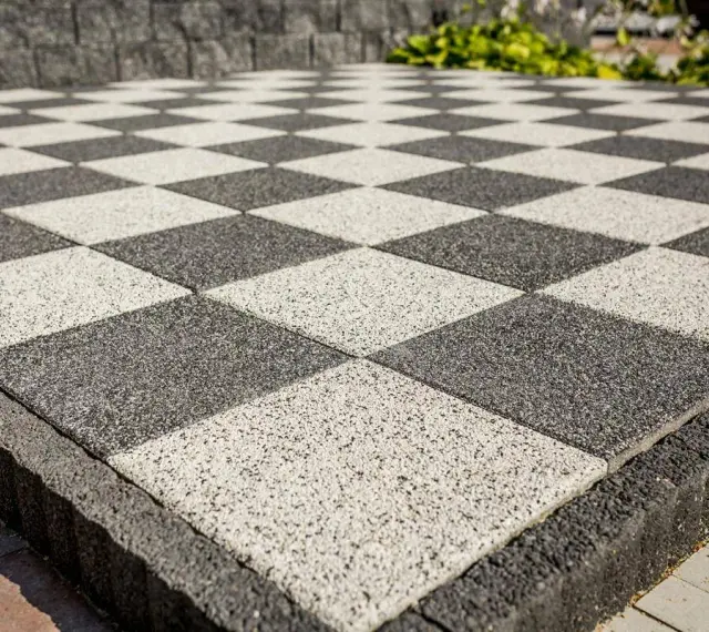 Szachownica z płyt chodnikowych 50x50. Zastanawiasz się, ile waży płyta chodnikowa 50x50?