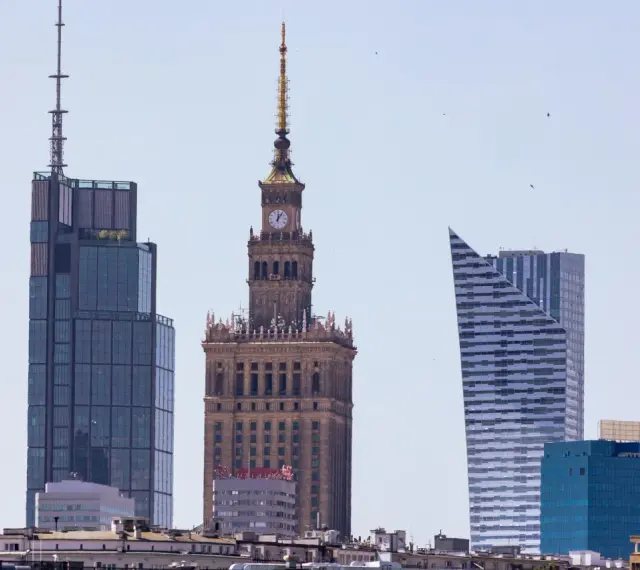 Warszawskie drapacze chmur, w tym Pałac Kultury i Nauki, symbolizują dynamiczną budowę miasta.
