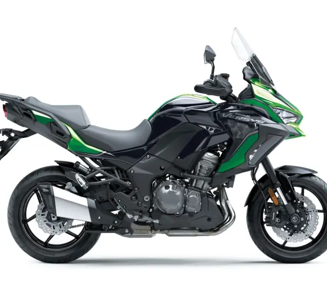 Czarny motocykl Kawasaki Versys 1000 z zielonymi akcentami, gotowy do podróży. Sprawdź kawasaki versys 1000 dane techniczne.