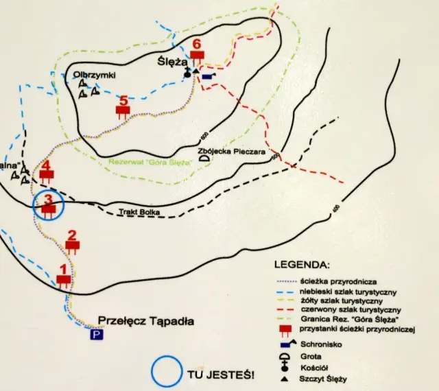 Mapa szlaków turystycznych i przyrodniczych w rejonie Przełęczy Tąpadła. Widać tu m.in. szczyt Ślęży, schronisko, groty i punkty widokowe.