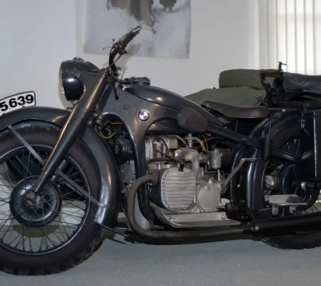 Stary motocykl BMW z koszem, z tablicą rejestracyjną WL-5639. Ten klasyk z Niemiec to prawdziwa gratka dla fanów motoryzacji.