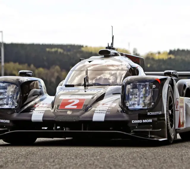 Wyścigowy Porsche 919 z numerem 2 na masce, gotowy do startu na torze wyścigowym.