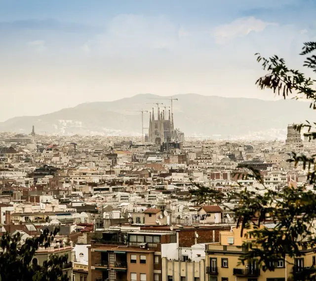 Widok na Barcelonę z Sagradą Familią w oddali. Zastanawiasz się, ile się leci do Barcelony, patrząc na to miasto?