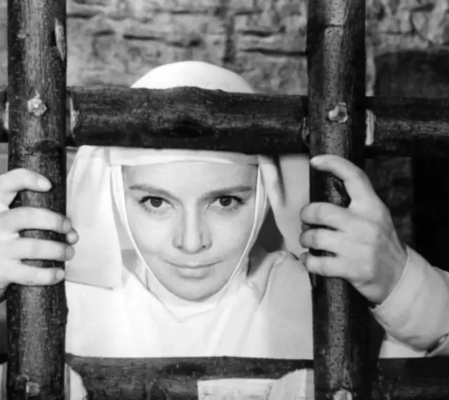 Młoda zakonnica za kratami, scena z jednego z klasycznych, **starych polskich filmów**.