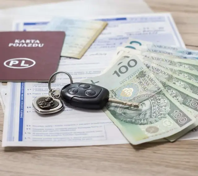 Karta pojazdu, kluczyki i pieniądze – komplet dokumentów i środków na zakup nowego samochodu.