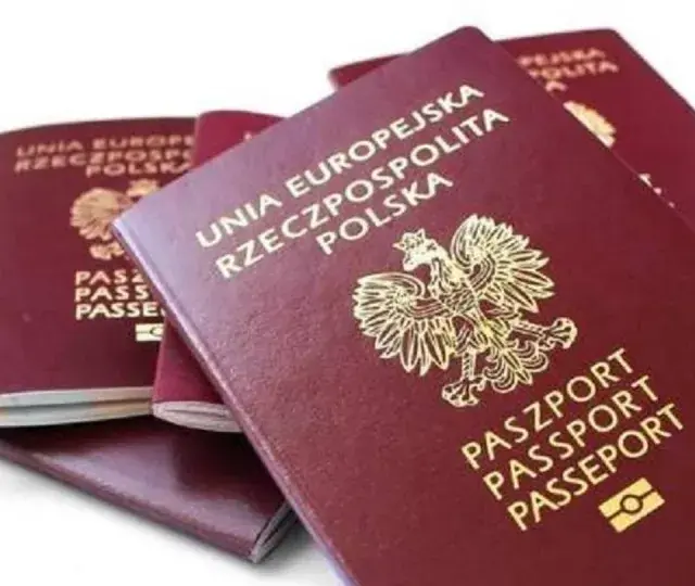 Kilka paszportów Unii Europejskiej. Czy do Szkocji potrzebny jest paszport? Tak, jeśli nie jesteś obywatelem UE.