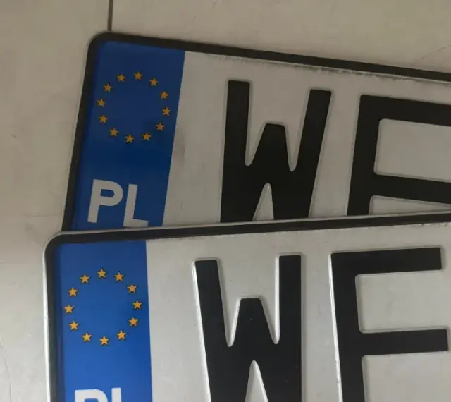 Dwie polskie tablice rejestracyjne z literami "WF" i unijnym symbolem.