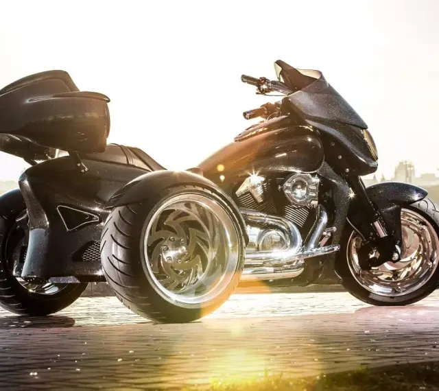 Stylowe motocykle trójkołowe na kat B. Błyszczące, czarne, z chromowanymi felgami, gotowe na podbój drogi.