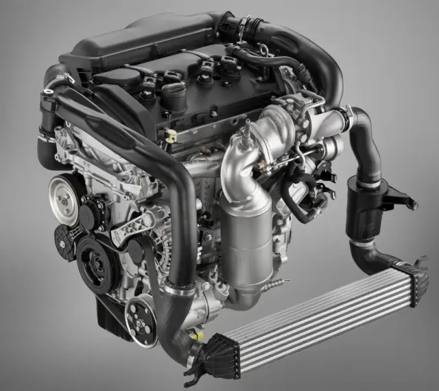 Silnik 1.6 THP z turbosprężarką i intercoolerem, gotowy do montażu.