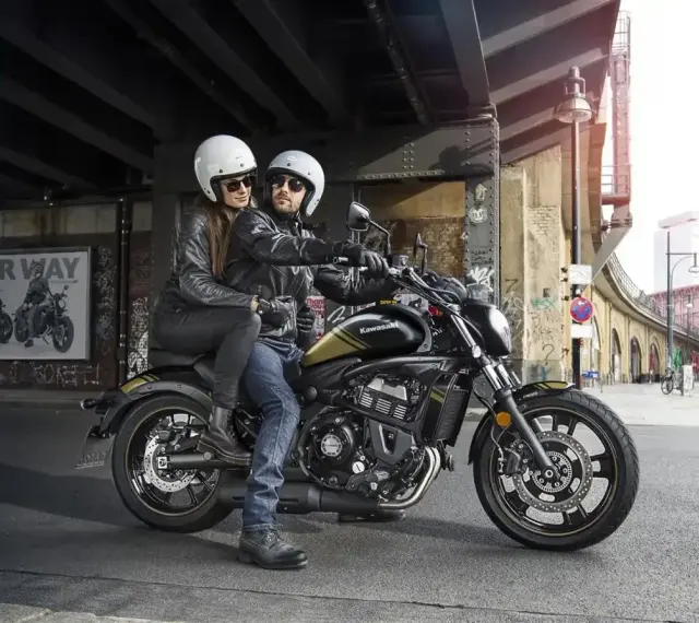 Para, siedząca na motocyklu Kawasaki Vulcan S 650, pod wiaduktem. Poznaj kawasaki vulcan s 650 dane techniczne.