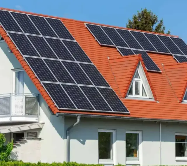 Dom z panelami fotowoltaicznymi na dachu. To przyszłość, czyli autokonsumpcja energii z fotowoltaiki.