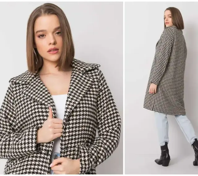 Elegancki płaszcz w klasyczną pepitkę, idealny na jesienne dni. Modelka prezentuje go w dwóch ujęciach.