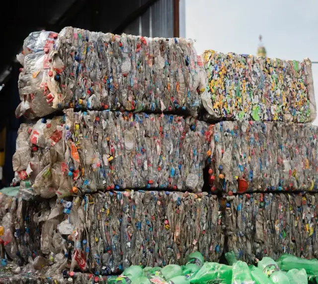 Skompresowane kostki plastikowych butelek w sortowni odpadów.