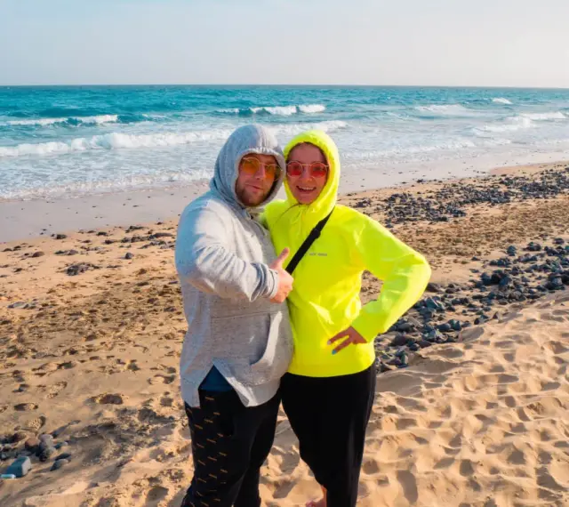Para na plaży Fuerteventura, idealna pogoda w grudniu.