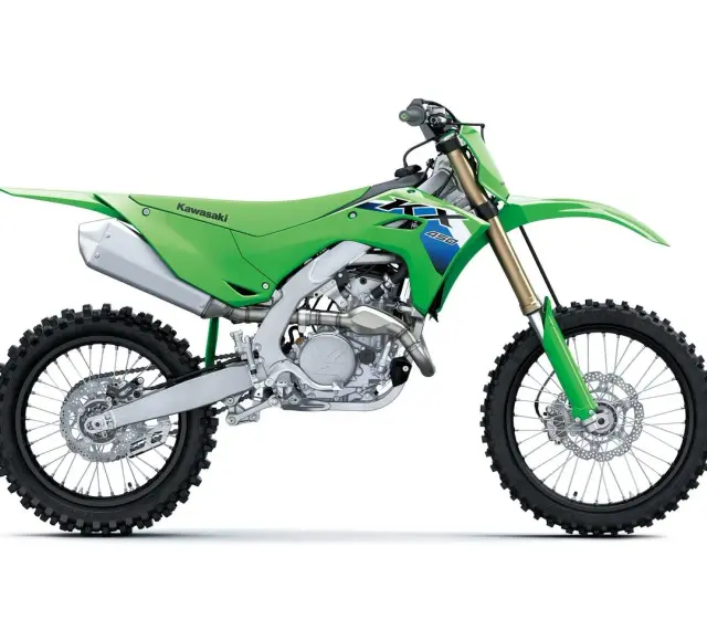 Zielony motocykl Kawasaki KXF 450, gotowy do akcji. Zastanawiasz się, kawasaki kxf 450 ile ma koni?